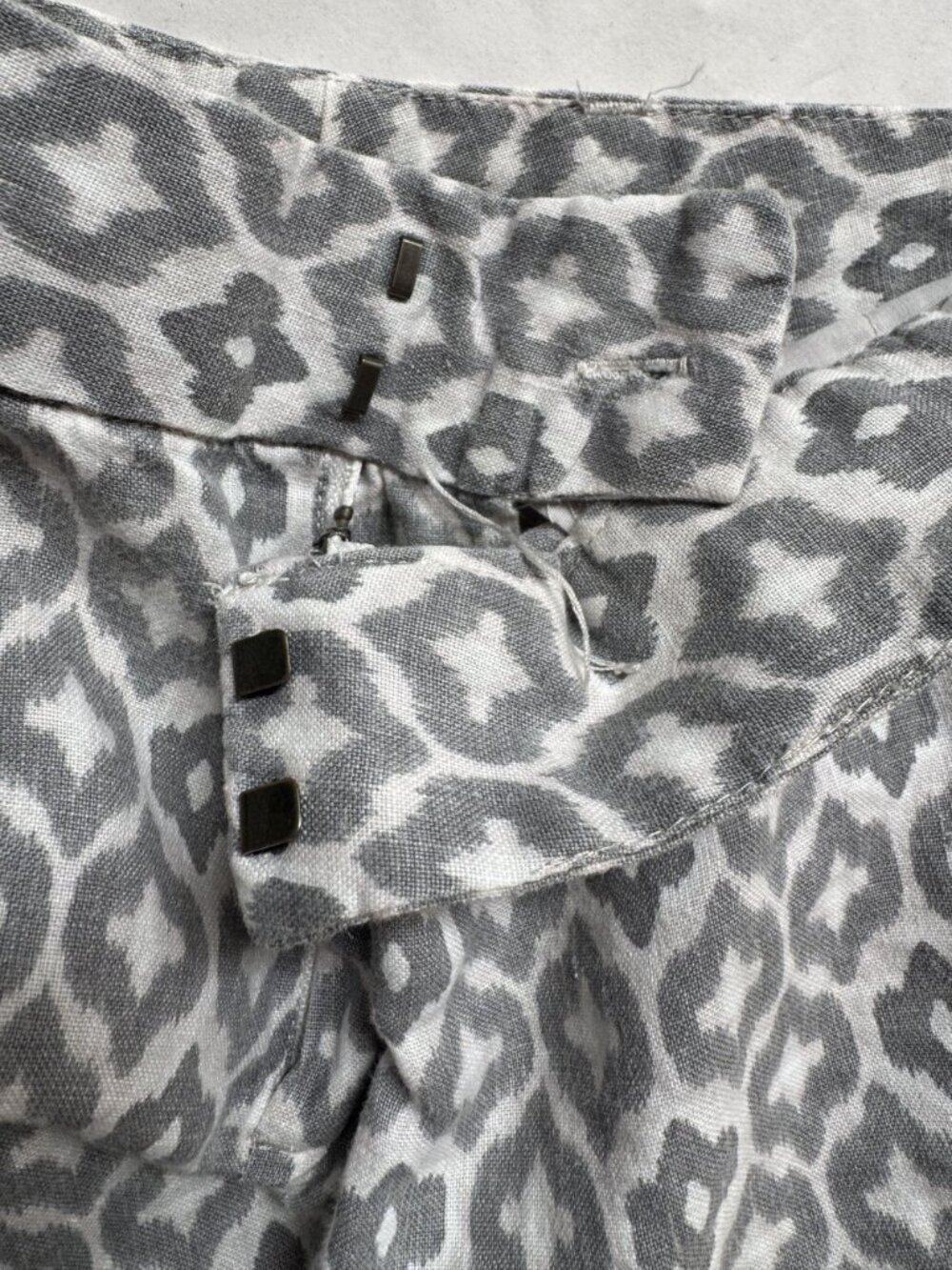 Cynthia Rowley Gray & White Linen Shorts Womens Size 4 Lightweight Ikat Print - Picture 2 of 16